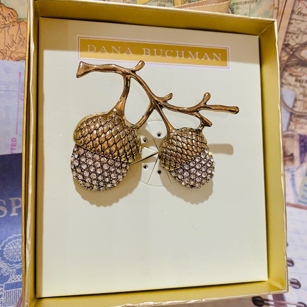 😍SALE ❤️Show your love for the great ❤️adorable acorn pin❤️